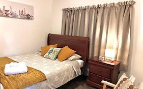 Adorable 2 Bedroom Unit Walk To Town